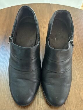 Aerosole‘s black boot like women’s shoes size 11 size zip/elastic. INV25/558